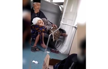 Kisah Cinta Sejati, Nenek Tidur di Pangkuan Kakek di Kereta dan ...