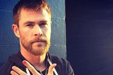 Chris Hemsworth Tiba-tiba Warnai Jari Kukunya