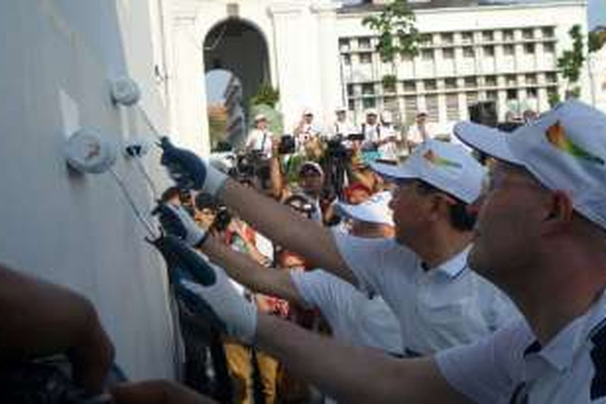 Gubernur DKI Jakarta Basuki Tjahaja Purnama mengecat Museum Sejarah Jakarta dalam pembukaan revitalisasi area Kota Tua oleh AzkaNobel, Rabu (25/5/2016). 