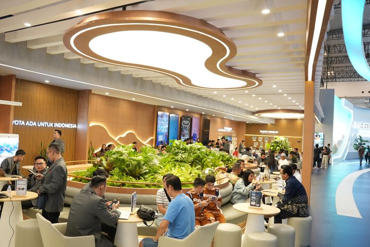 Suasana booth Toyota, tempat konsumen melakukan transaksi
