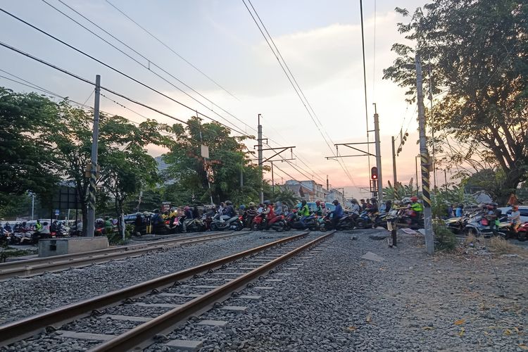 Tewasnya Sopir Triton Tertabrak KA Gajayana di Bekasi gara-gara Pelintasan Tak Ditutup
