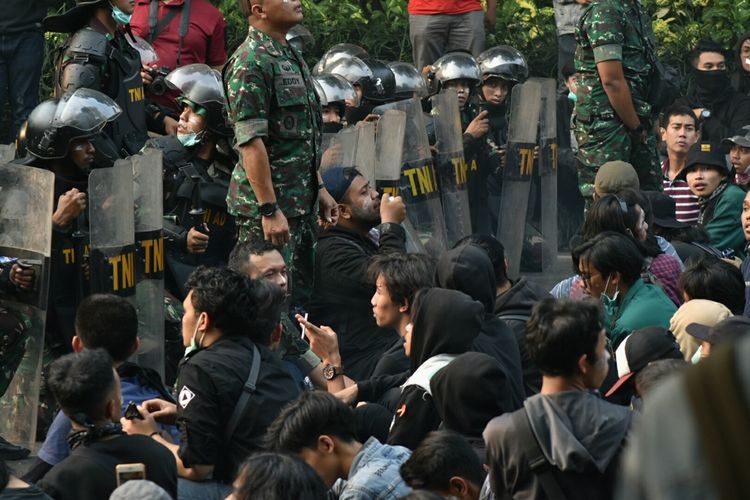 Aksi massa unjuk rasa di Gedung DPRD Jabar, Kota Bandung berakhir ricuh, Selasa (24/9/2019). Terlihat anggota TNI tengah berbaur mengobrol ditengah kerumunan mencoba meredam tensi massa setelah kericuhan terjadi.