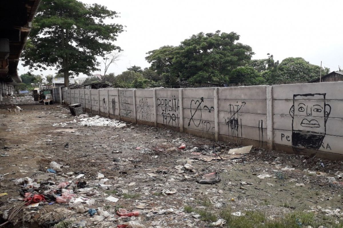 Pagar menutup kolong Tol Ir Wiyoto Wiyono di kawasan Papanggo, Jakarta Utara, Selasa (15/1/2019).