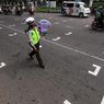 Ada Polisi di Lampu Lalu Lintas, Ikuti Perintah atau Tunggu Isyarat Lampu?