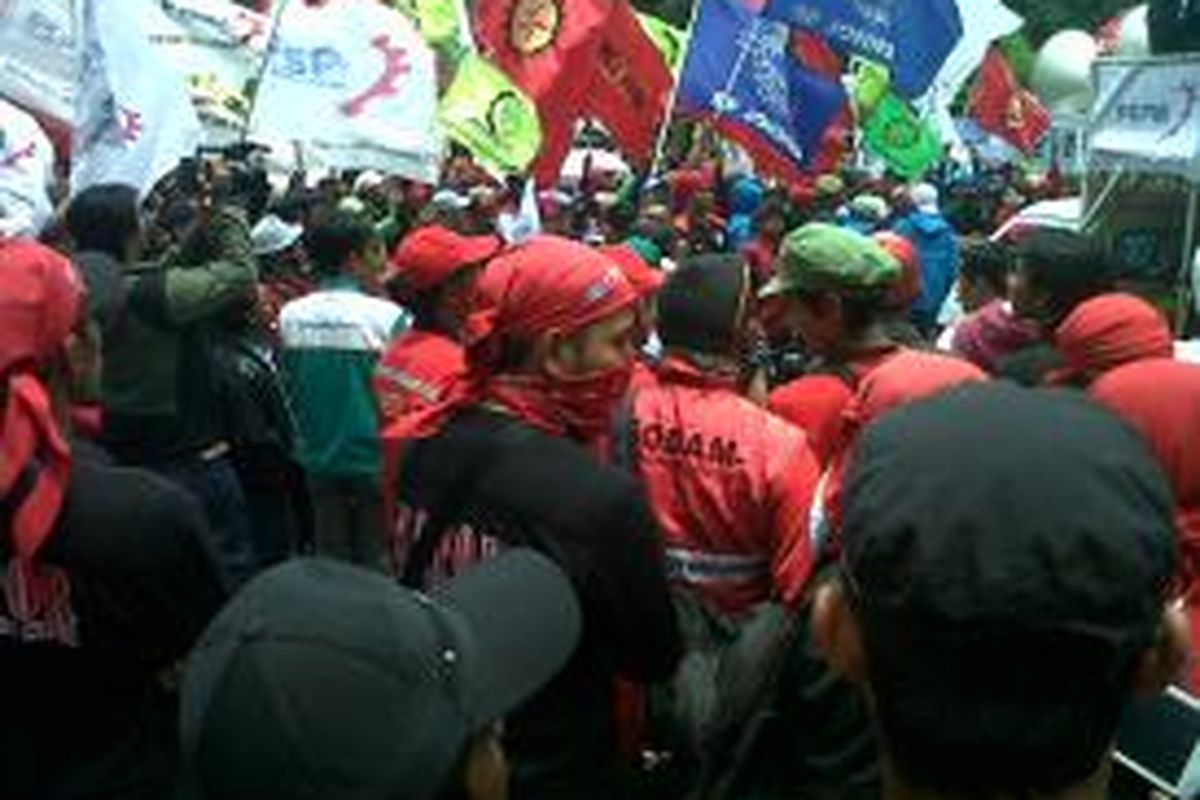 Ribuan buruh yang tergabung dalam Forum Buruh DKI menggelar unjuk rasa kembali di Kantor Balaikota Jakarta, Selasa (29/10/2013). Buruh menuntut Gubernur DKI Jakarta menemui 5.000 buruh dari seluruh Jakarta.