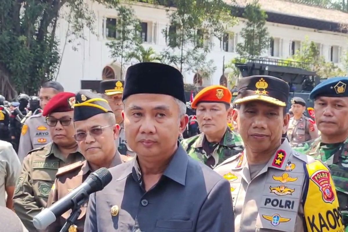 Pj Gubernur Jabar Bey Machmudin saat memberikan keterangan usai kegiatan Apel Gelar Pasukan Operasi Mantap Brata Lodaya 2023-2024 di Jalan Diponegoro, Kota Bandung, Jabar, Selasa (17/10/2023).