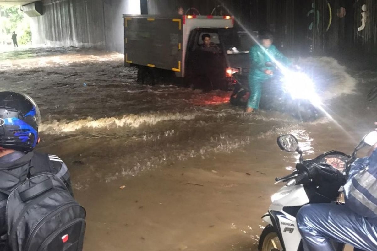 Banjir merendam Underpass Cipayung di bawah kolong Tol JORR, Cipayung, Jakarta Timur, Jumat (28/2/2020).