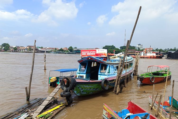 Perahu Cek Merry berlabuh di Kampung Tanggo Rajo dan akan menyeberangi Sungai Musi ke pelataran Benteng Kuto Besak (BKB) untuk berjualan pada sore hari.