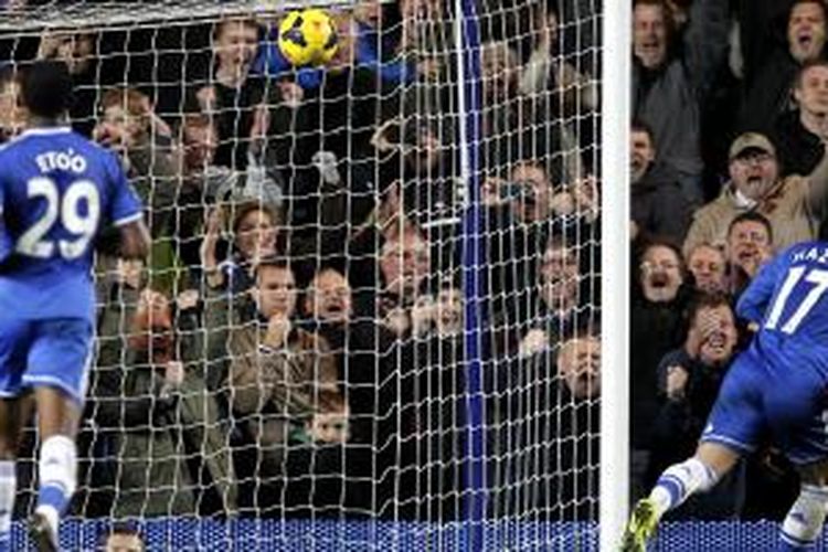 Gelandang Chelsea asal Belgia, Eden Hazard, mencetak gol dari titik penalti untuk selamatkan timnya dari kekalahan saat melawan West Bromwich Albion di Stamford Bridge, Sabtu (9/11/2013). Skor akhir 2-2.