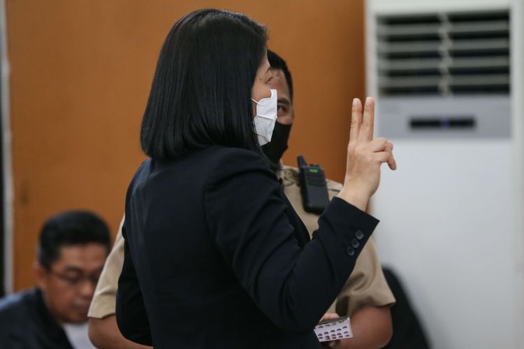 Putri Candrawathi menjadi saksi kasus pembunuhan berencana Brigadir J dengan terdakwa Richard Eliezer, Ricky Rizal, dan Kuat Ma'ruf di Pengadilan Negeri Jakarta Selatan, Senin (12/12/2022).