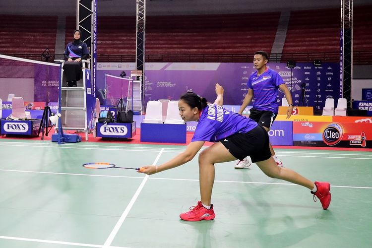 Ganda campuran SL3-SU5 Indonesia, Fredy Setiawan/Khalimatus Sadiyah, kala berjuang pada semifinal Indonesia Para Badminton International 2022 di GOR Among Rogo, Yogyakarta, Jumat (26/8/2022).