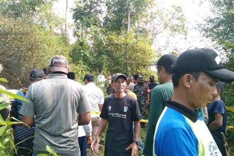 
Warga mendatangi lokasi ditemukannya mayat Sunardi alias Enceng (51) dalam kondisi dengan luka bakar di sekujur tubuh tergeletak di kebun bambu di Dusun Singkup, Desa Jayagiri, Panumbangan, Ciamis, Jumat (5/8/2022).