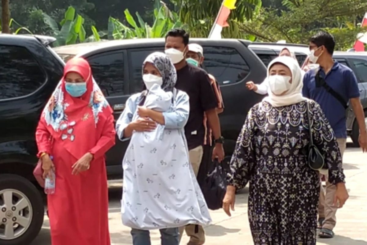 Kedua pasangan suami istri dari bayi tertukar di Bogor, Jawa Barat, akhirnya menjalani tes deoxyribonucleic acid atau DNA silang di Pusat Laboratorium Forensik (Puslabfor) Polri, Babakan Madang, Sentul, Senin (21/8/2023).