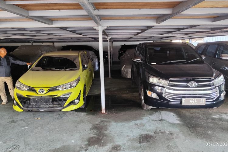 Muslim, Petugas Rupbasan Kelas 1 Kota Cirebon Jawa Barat menunjukkan tiga belas mobil yang disita KPK dan dititipkan ke Rupbasan Kota Cirebon kepada Kompas.com pada Rabu (3/9/2025) siang