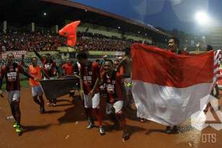 Para pemain Persipura Jayapura bergembira merayakan keberhasilan menjadi juara TSC 2016 di Stadion Mandala, Minggu (18/12/2016).