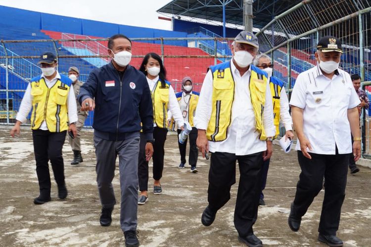 Menteri PUPR Basuki Hadimuljono bersama Menteri Pemuda dan Olahraga (Menpora) Zainudin Amali meninjau Stadion Kanjuruhan di Kabupaten Malang, Jawa Timur pada Kamis (13/10/2022).