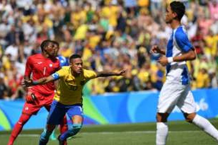 Penyerang tim nasional Brasil, Neymar (tengah), berselebrasi usai mencetak gol dalam pertandingan semifinal cabang sepak bola putra Olimpiade Rio 2016 melawan Honduras pada Rabu (17/8/2016). 
