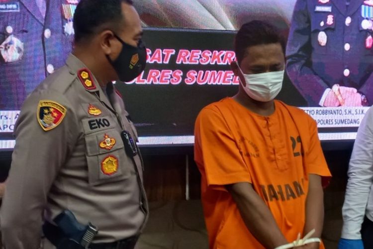 Kapolres Sumedang AKBP Eko Prasetyo Robbyanto berbincang dengan pelaku penusukan terhadap satpam PT Kaldu Kari Nabati, di Mapolres Sumedang, Rabu (8/9/2021).