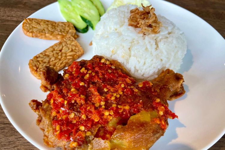 Ayam geprek menjadi salah satu menu favorit di Gaeuda Cafe.