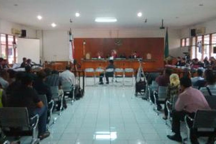 Sidang lanjutan perkara kasus suap hakim dan perkara bansos Pemkot Bandung di Pengadilan Negeri Bandung, Jalan RE. Martadinata, Bandung, Jawa Barat, Kamis, (24/10/2013). Selain menghadirkan para terdakwa, sidang kali ini menghadirkan Mantan Ketua Pengadilan Negeri Jabar Sareh Wiyono yang disebut - sebut bermain dengan Setyabudi dalam penanganan kasus Bansos Pemkot Bandung.