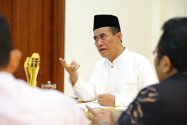 Menteri Pertanian (Mentan) Andi Amran saat memberikan keynote speech pada Kongres VII Ikatan Keluarga Alumni Universitas Andalas (IKA Unand), Sabtu (29/11/2025). 
