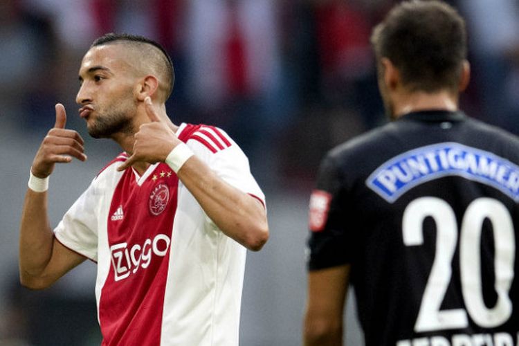 Penyerang Ajax Amsterdam, Hakim Ziyech, melakukan selebrasi seusai menjebol gawang Sturm Graz dalam laga di Asmterdam ArenA, Rabu (25/7/2018)
