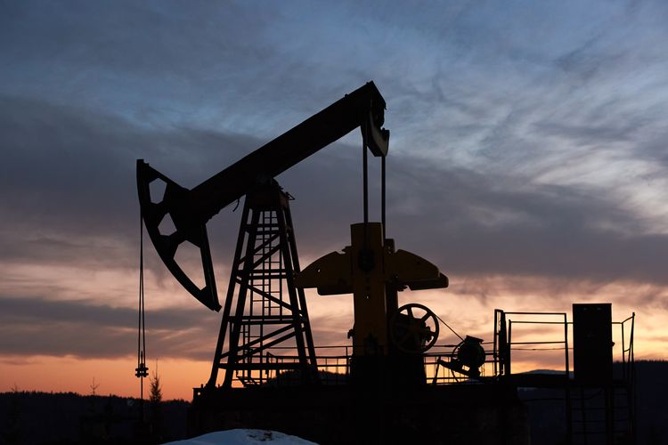 Ilustrasi minyak mentah. Harga minyak dunia naik lebih dari 4 persen pada Kamis (23/10/2025), setelah Amerika Serikat (AS menjatuhkan sanksi baru terhadap dua perusahaan besar asal Rusia, Rosneft dan Lukoil.