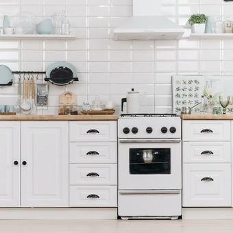 Ilustrasi dapur, kabinet dapur berwarna putih. 