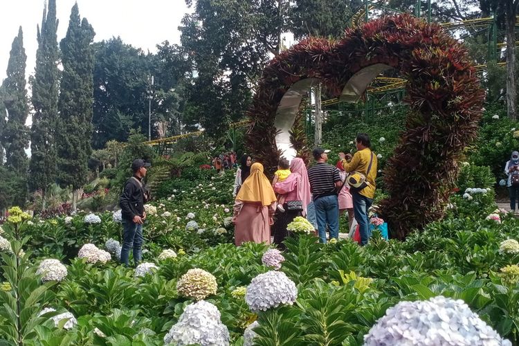 Beragam spot dan wahana menarik di Taman Rekreasi Selecta, Kota Batu, Jawa Timur pada Rabu (5/4/2022).
