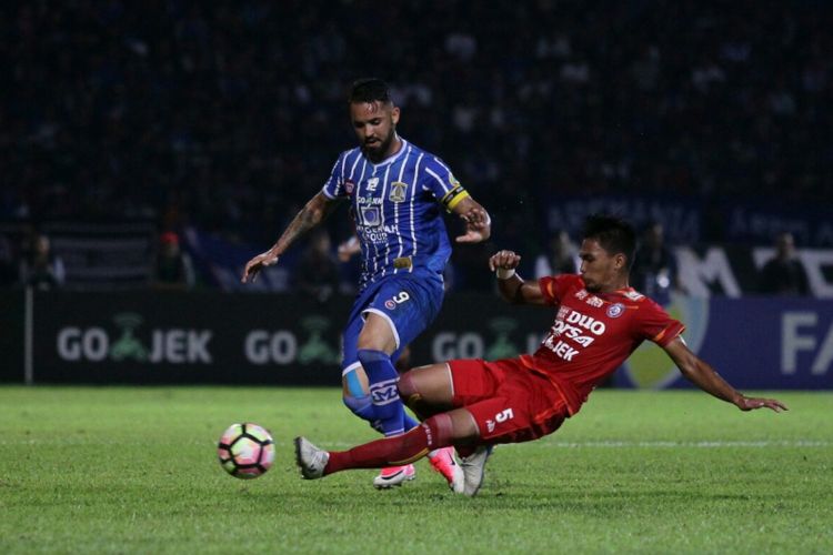 Persiba Balikpapan bertanding menghadapi Arema FC pada pertandingan pekan ketiga Liga 1 di Stadion Gajayana, Senin (1/5/2017). 