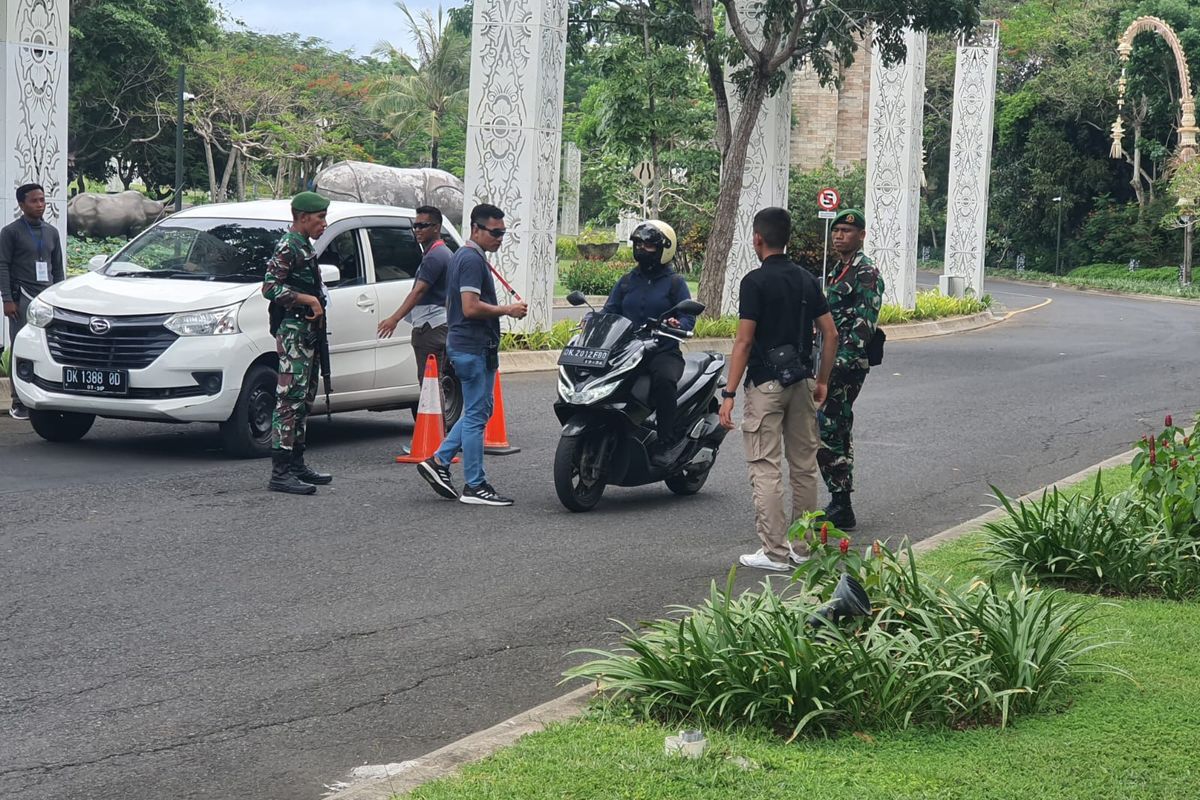 Personel TNI saat mengecek kendaraan yang masuk ke kawasan taman Budaya Garuda Wisnu Kencana (GWK), Badung, Bali, jelang Gala Dinner para kepala negara dan delegasi G20 yang akan dilaksanakan pada Selasa (15/14/2022). / Dok. Istimewa