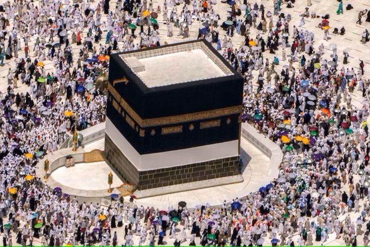 Para jemaah mengelilingi Kakbah di Masjidil Haram, Mekkah, Arab Saudi, saat menunaikan ibadah haji, 10 Juli 2022. 