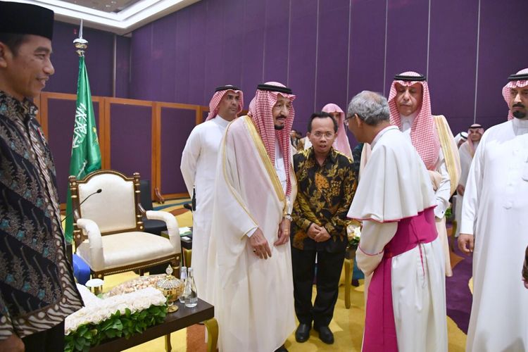 Raja Arab Saudi Salman bin Abdulazis al-Saud berbincang dengan salah satu tokoh agama Katolik di Hotel Raffles, Jakarta Selatan, Jumat (3/3/2017).