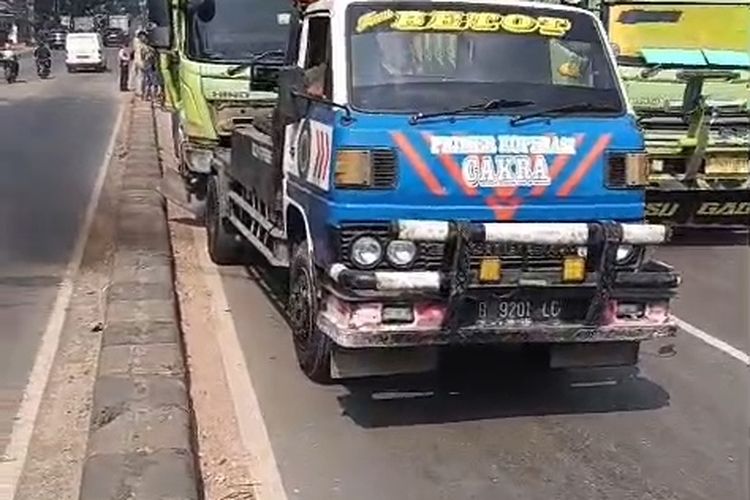 Truk Tanah Terguling di Flyover Sudirman Tangerang, Arus Lalu Lintas Sempat Macet