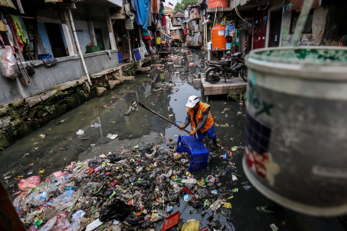 Seorang petugas membersihkan sampah dibantaran kali Jln. Jati Bunder, Kel. Kebon Melati, Kec. Tanah Abang, Jakarta Pusat , Selasa (5/9/2017). Pemprov DKI Jakarta bersama dengan PemerintaPemprov DKI Jakarta bersama dengan Pemerintah Pusat akan menata kawasan kumuh melalui pencanangan program 100-0-100 yang dicanangkan Kementerian Pekerjaan umum dan Perumahan Rakyat dengan target Jakarta bebas dari kawasan kumuh pada tahun 2019. 