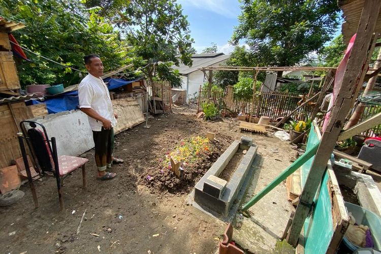 Ika Nurhayatin, salah satu korban kebakaran Karaoke New Orange, Tegal, yang berasal  dari Bandung Barat makamkan di TPU Cibacang, Desa Cimerang, Kecamatan Padalarang, Kabupaten Bandung Barat (KBB), Jawa Barat, Selasa (16/1/2024).