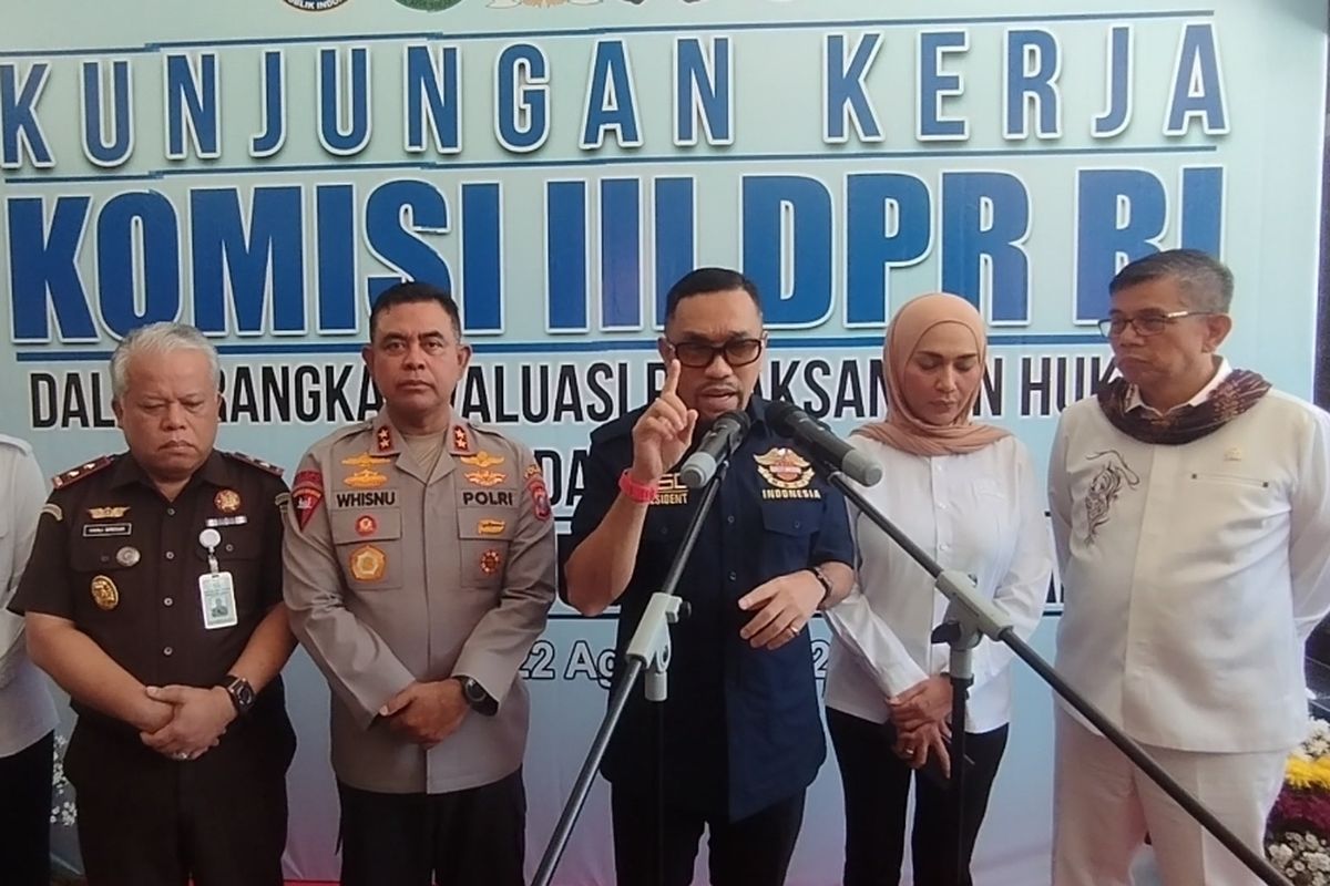 Wakil Ketua Komisi III Dewan Perwakilan Rakyat Republik Indonesia (DPR RI), Ahmad Syahroni, memberikan keterangan pers usai kunjungan kerja di kantor Polda Sumut, Jumat (22/8/2025).