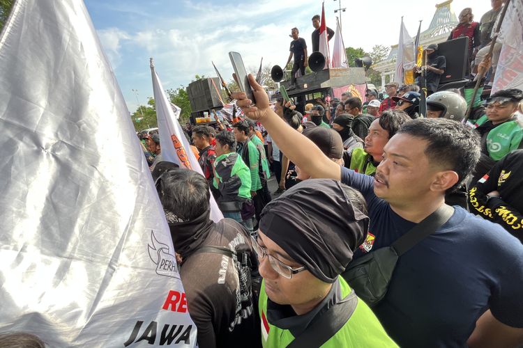 Mediasi Demo Ojol di Surabaya Memanas, Demonstran: Segera Tanda Tangan atau Kami Masuk! 