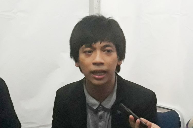 Vokalis grup band DMASIV, Rian Ekky Pradipta saat berbincang dengan wartawan usai mengisi sebuah acara Ramadhan di The Breeze BSD City, Tangerang, Sabtu (27/5/2017).