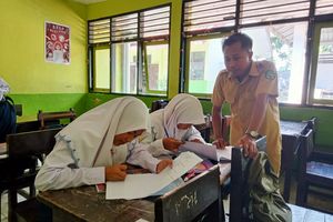 Setelah 15 Tahun Mengajar, Guru Honorer di Sumenep Merasa Dipaksa Berhenti oleh Aturan Negara