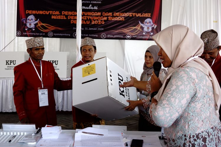 Anggota kelompok penyelenggara pemungutan suara (KPPS) menunjukkan kotak suara saat simulasi pemungutan dan rekapitulasi hasil penghitungan suara Pemilu 2024 di halaman Komisi Pemilihan Umum (KPU) Jombang, Jawa Timur, Rabu (31/1/2024). Simulasi tersebut sebagai upaya KPU Jombang dalam memberikan pemahaman kepada seluruh PPS dan KPPS dalam melaksanakan pemungutan suara secara baik dan benar pada Pemilu 14 Februari 2024 mendatang.