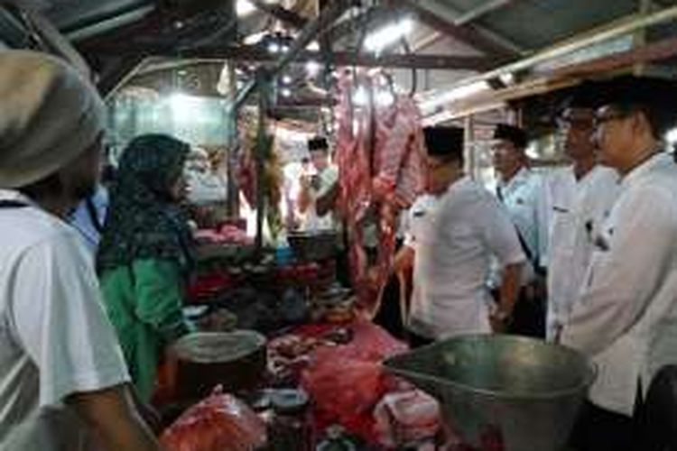Bupati Banyuwangi Abdullah Azwar Anas melakukan inspeksi mendadak di Pasar Blambangan, Banyuwangi, Jawa Timur, Sabtu (11/6/2016), untuk memantau harga daging saat bulan Ramadhan.