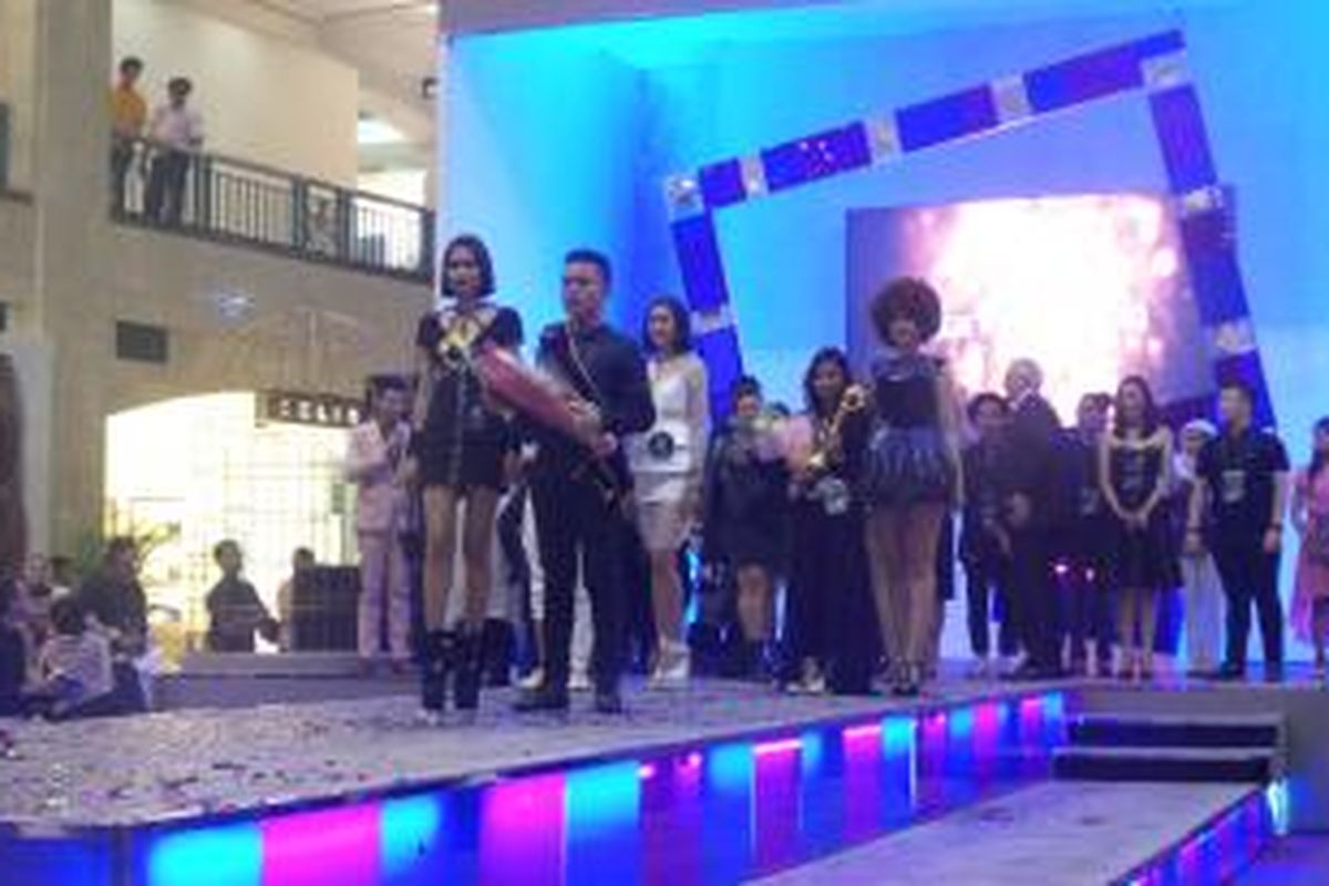 Ketiga pemenang ajang kompetisi rancang busana Palm Awards 2015 yang dihelat Plaza Senayan dan LaSalle College di Atrium Plaza Senayan, Minggu (30/8/2015).