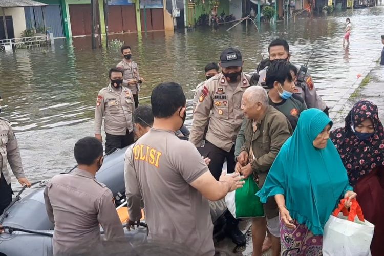 Banjir di Jalan Kaligawe Semarang, Minggu (7/2/2021)