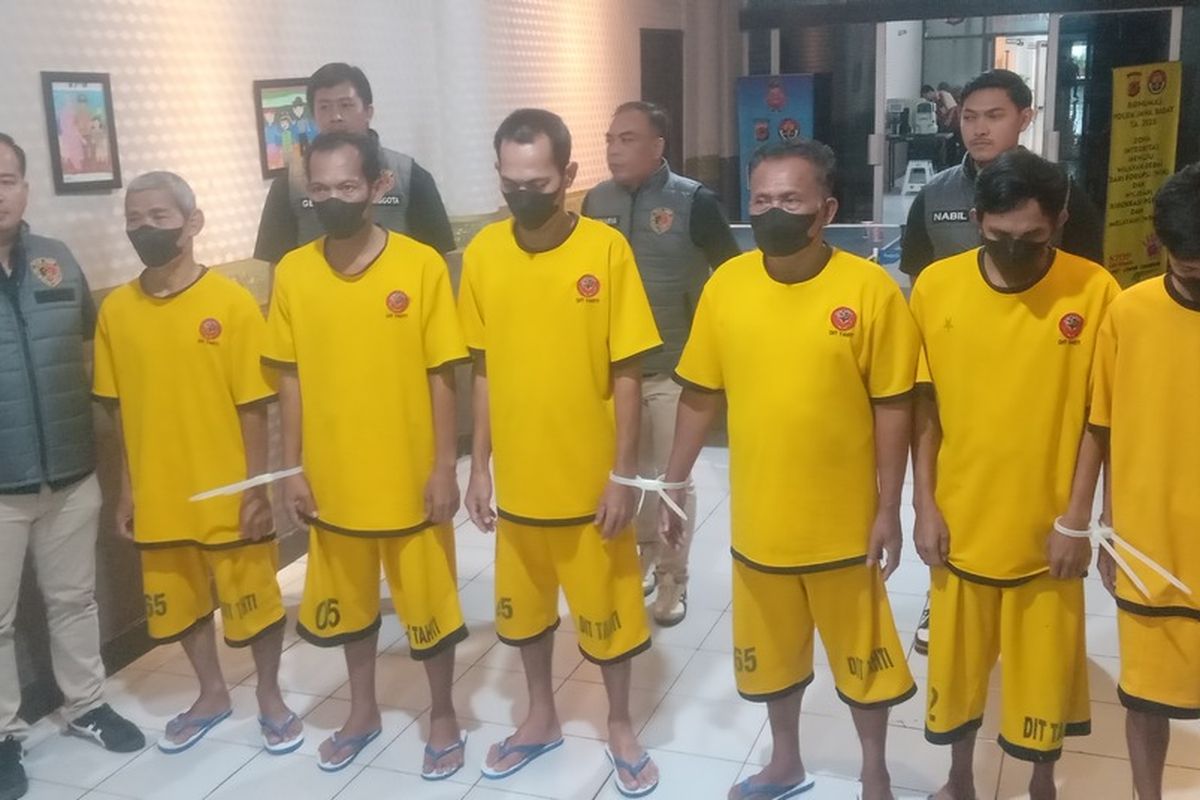 Polda Jabar memperlihatkan barang bukti dan tersangka tindak pidana korupsi dana bantuan covid-19 di Karawang, dengan kerugian hampir mencapai Rp.2 miliar.