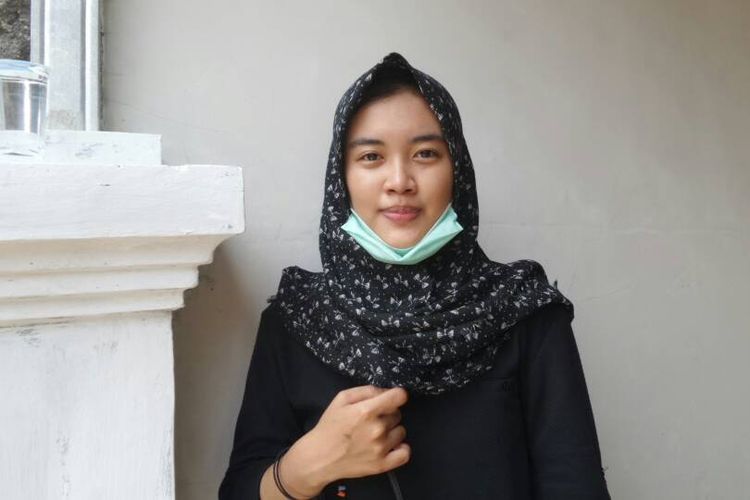 Kekasih Bripda Ridho Setiawan, salah satu korban bom Kampung Melayu saat diyemui di rumah duka di Perumahan Dasana Indah, Kelapa Dua, Tangerang, Kamis (25/5/2107).