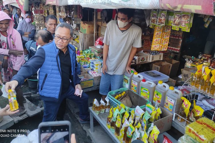 Menteri Perdagangan (Mendag) Zulkifli Hasan, saat membeli minyak goreng di Pasar Naikoten Kupang, Nusa Tenggara Timur (NTT) dan dibagikan kepada warga setempat, Sabtu (30/7/2022) 