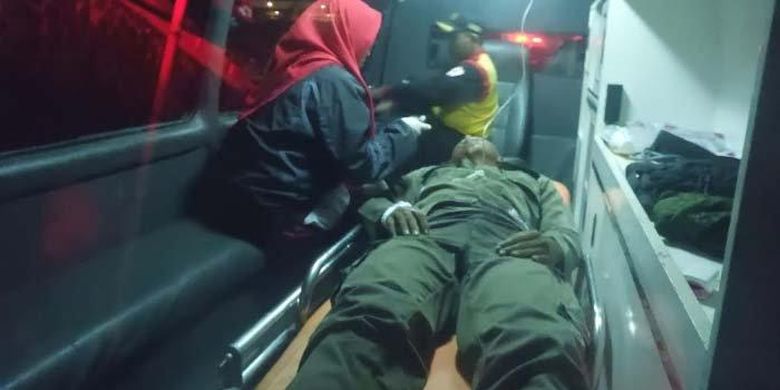 Korban luka anggota Brimob yang tersambar petir mendapat perawatan medis di mobil ambulans, Senin malam (16/12/21019).