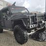 Land Rover Defender Diubah Jadi Mobil Perang Sangar