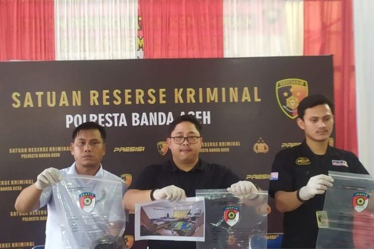  Satreskrim Polresta Banda Aceh memperlihatkan sejumlah barang bukti kasus pembunuhan IRT asal Sabang di Kajhu Aceh Besar, di Mapolresta Banda Aceh, Kamis (29/2/2024).
